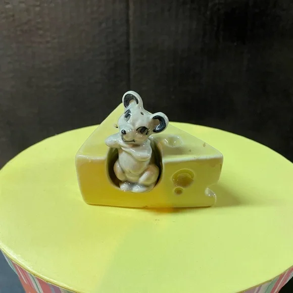 VINTAGE SALT & PEPPER SHAKERS - “THE MICE and THEIR CHEESE” - Picture 3 of 4